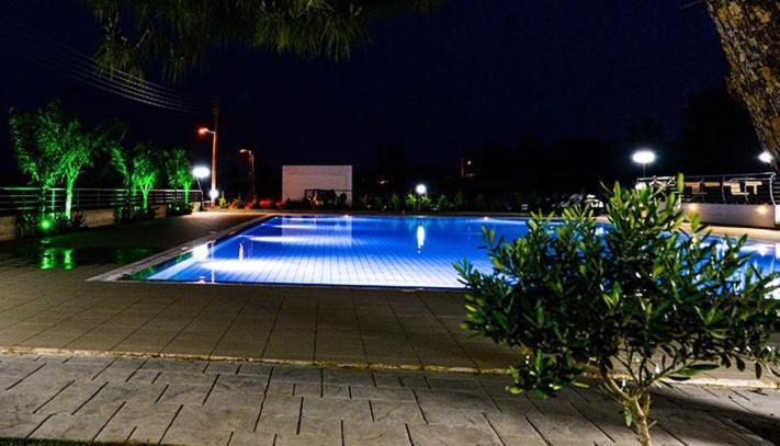 Cosmopolis Multi-Venue Aparthotel Larnaca Exterior foto